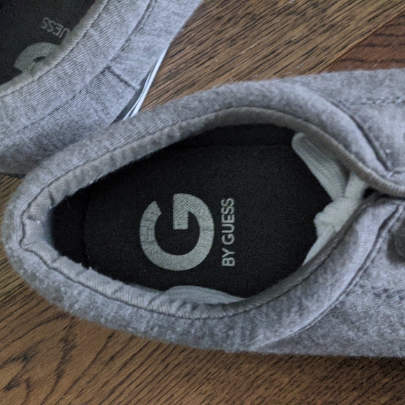 Guess women's size 8.5M sneakers - Picture 3 of 3